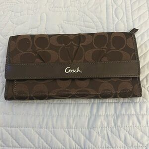 EUC Coach wallet. Brown C logo.